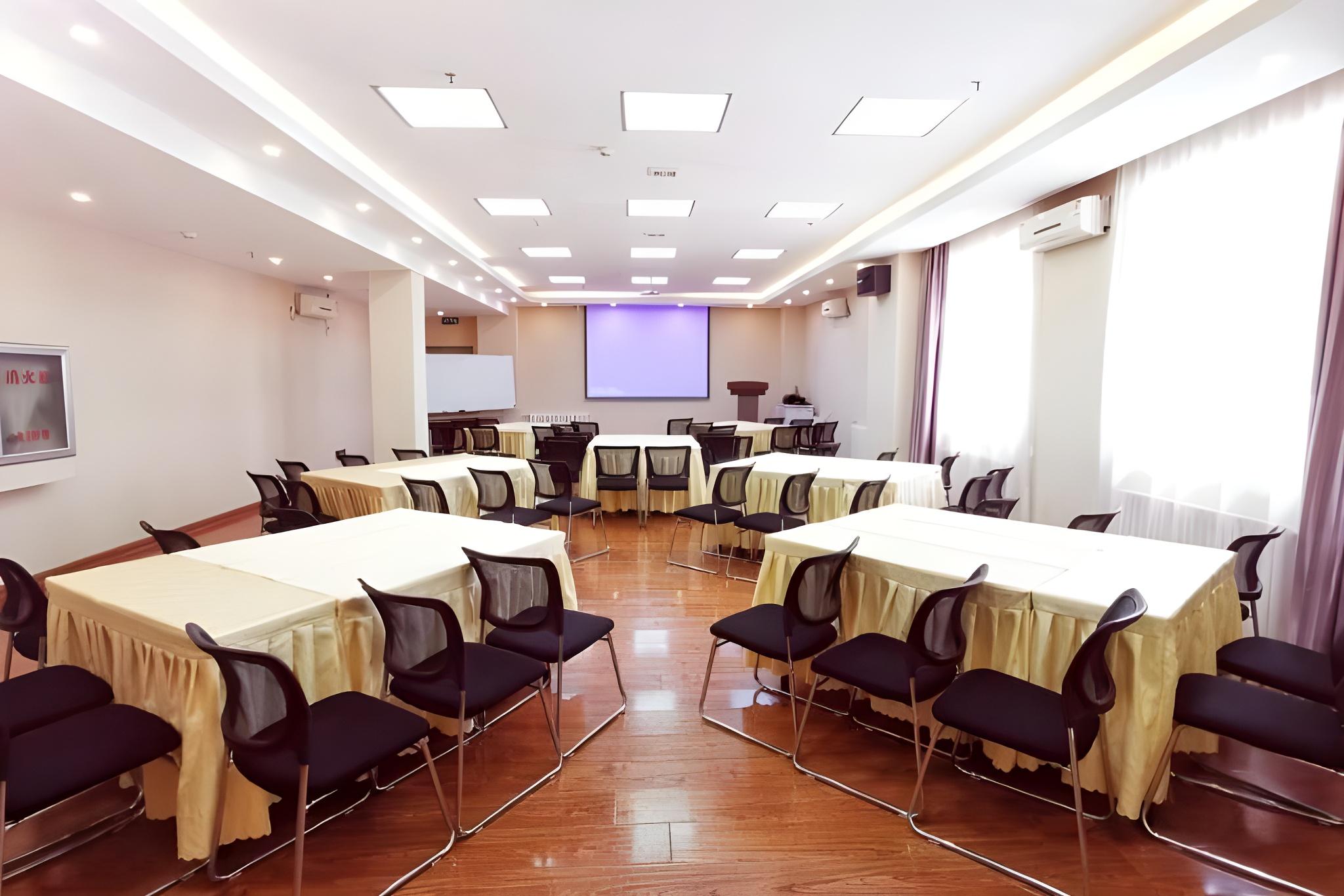 Home Inn Shenyang Zhangshi Development Zone Metro Station Branch 32/37