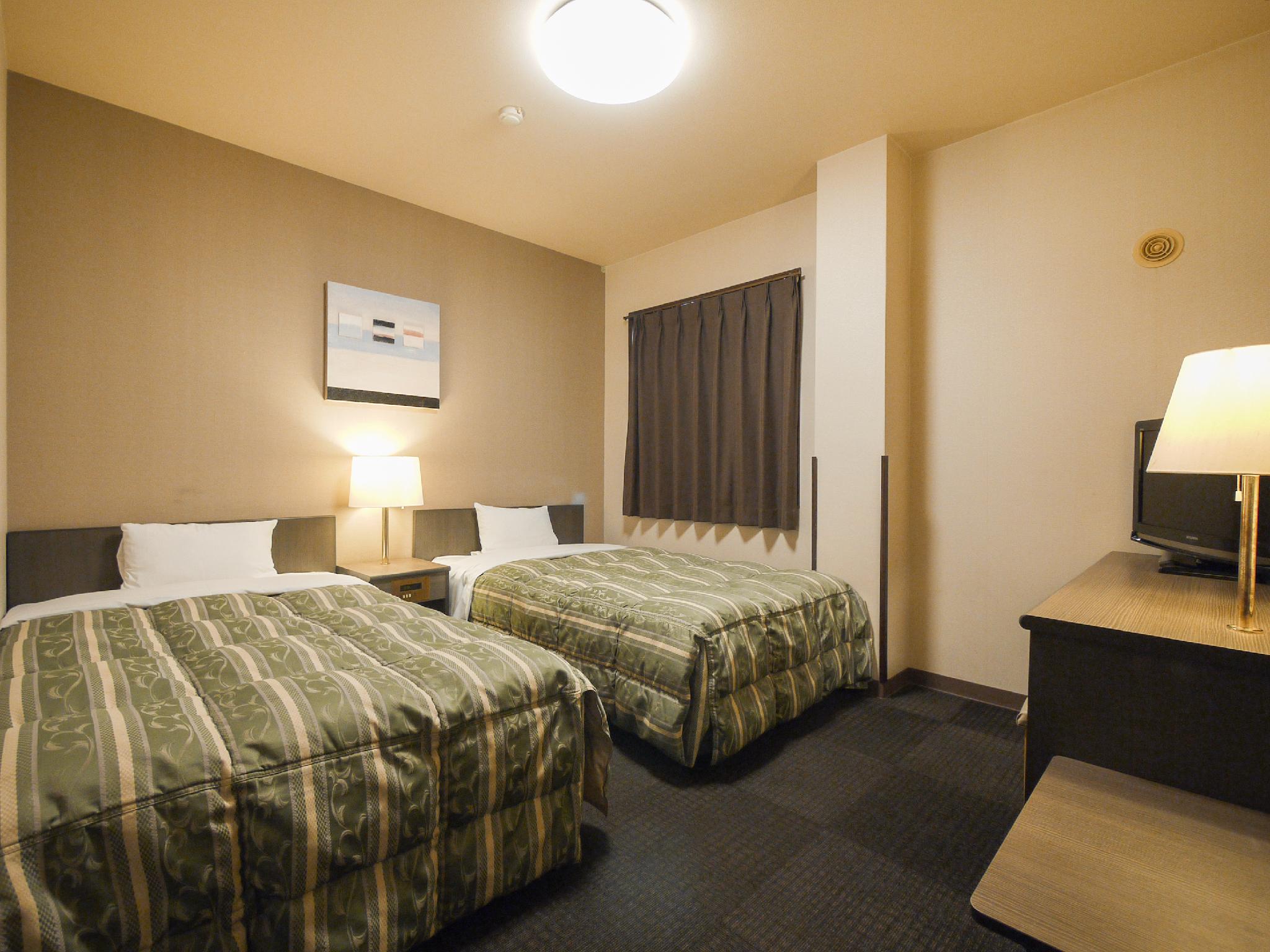 Room, Twin Beds, Bathtub