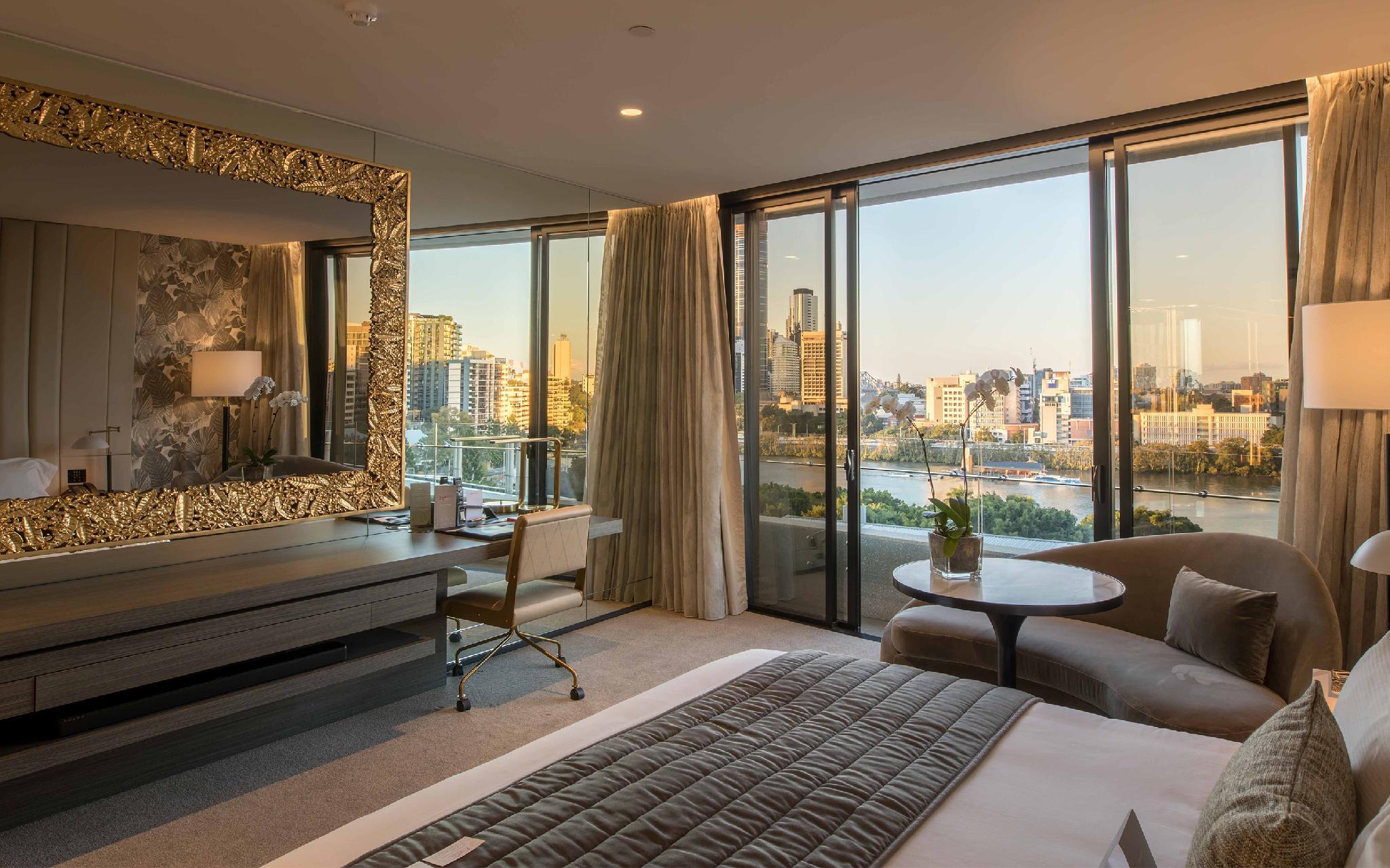 Suite, King Bed, City and River View