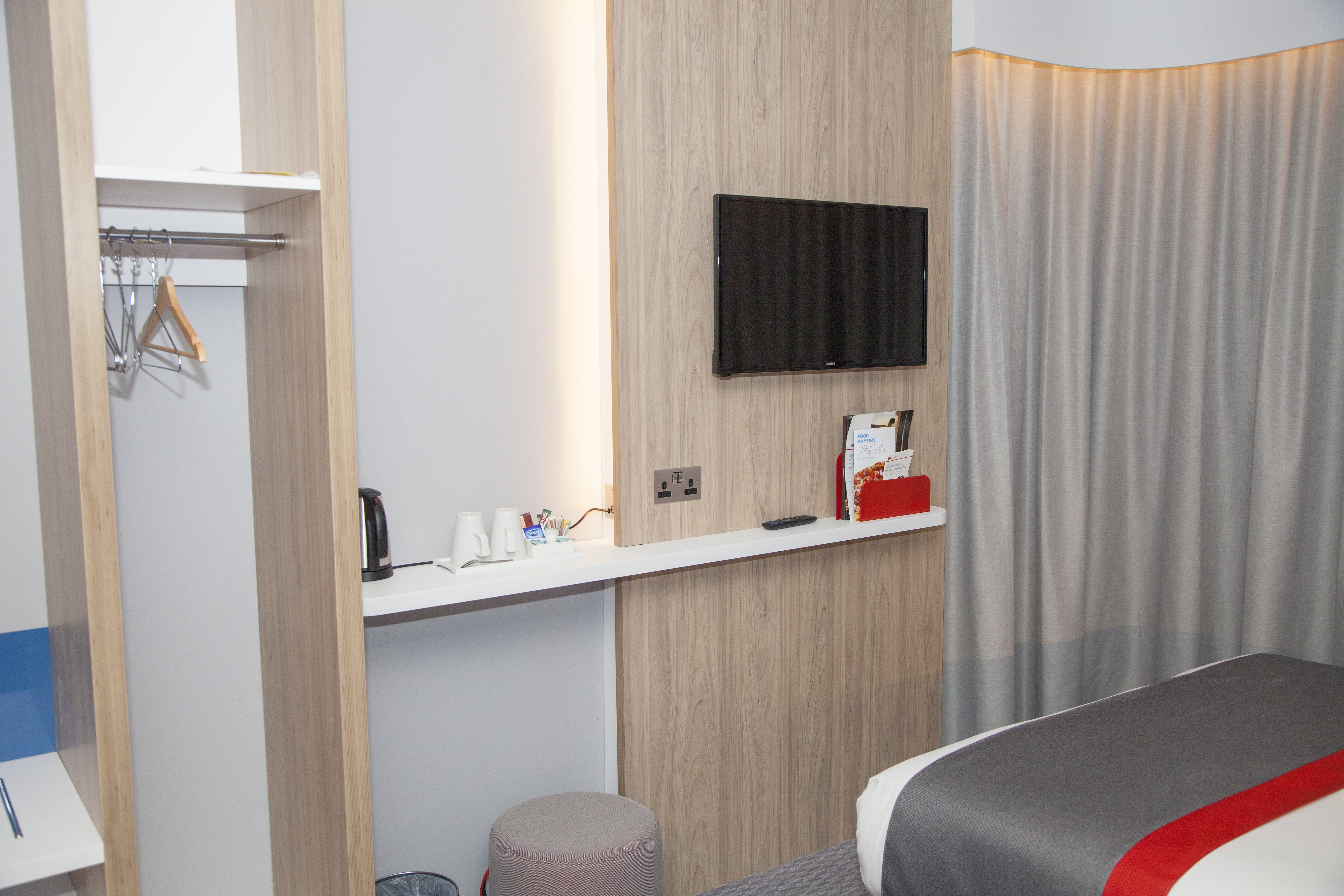 HOLIDAY INN EXPRESS CARDIFF BAY 6/39