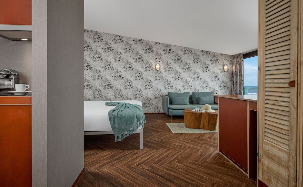Beachhouse Hotel 4/39