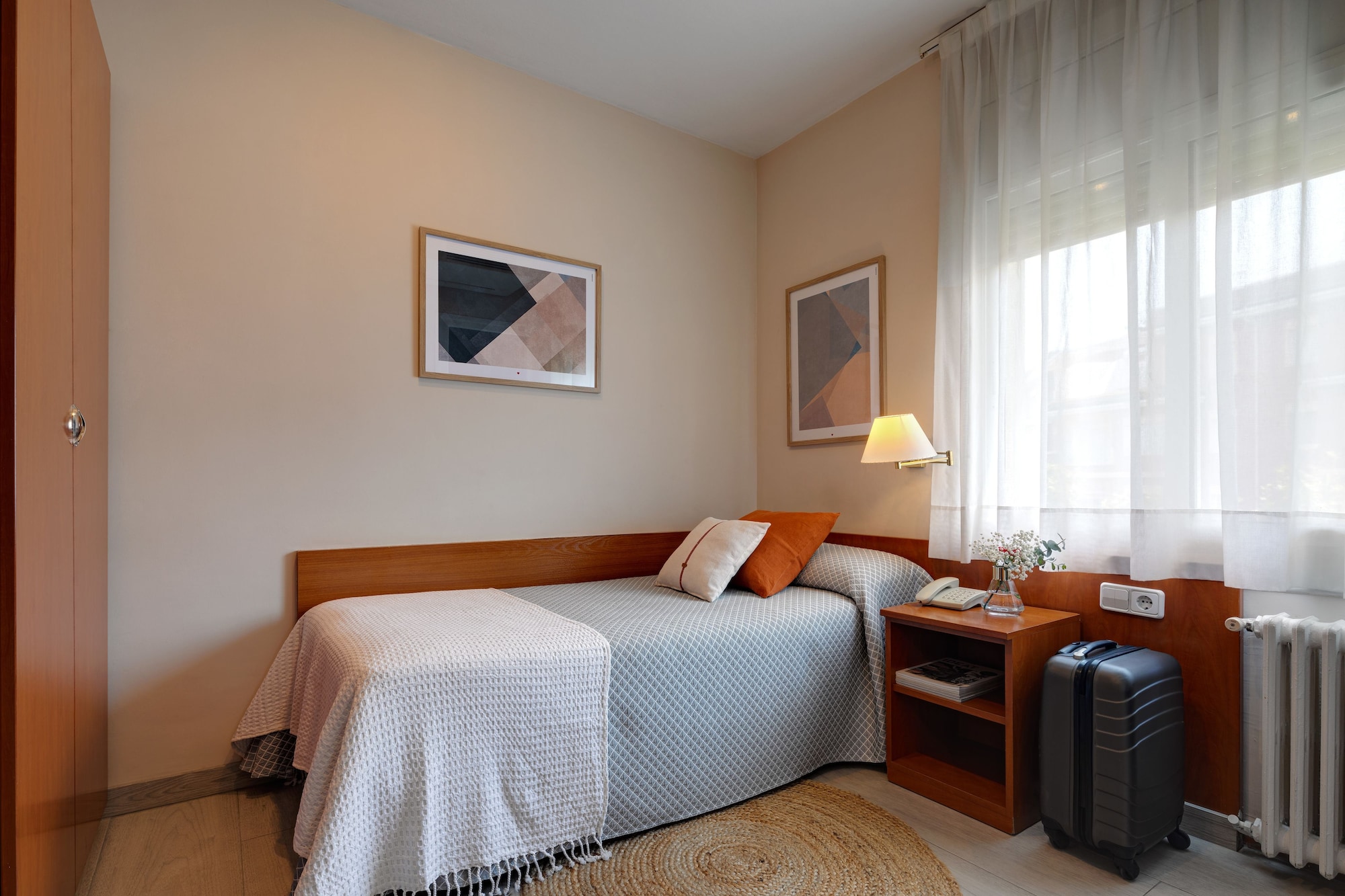 ROOM, SINGLE