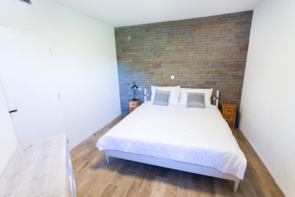 Standard, Queen Bed
