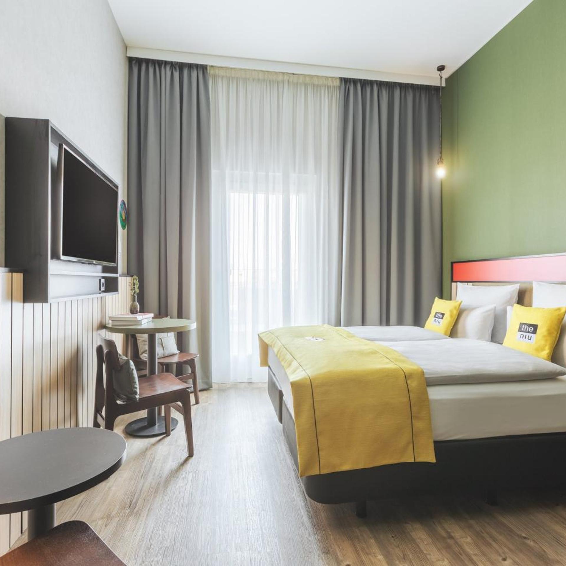 غرفة بريميوم بسرير كينج وسرير كوين بمطبخ صغير، Holiday Inn - the niu, Amity Potsdam by IHG 7/10