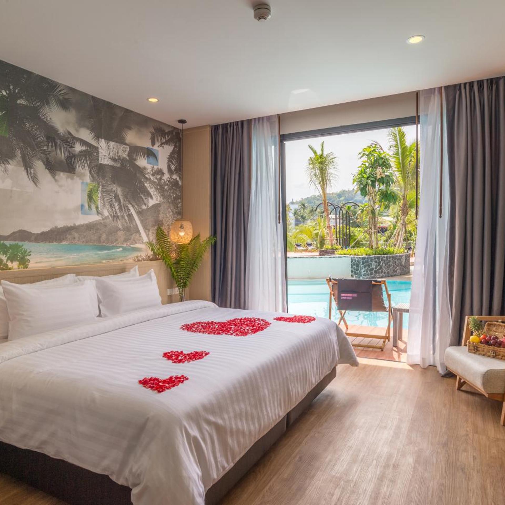 Deluxe, King Bed, Pool Access