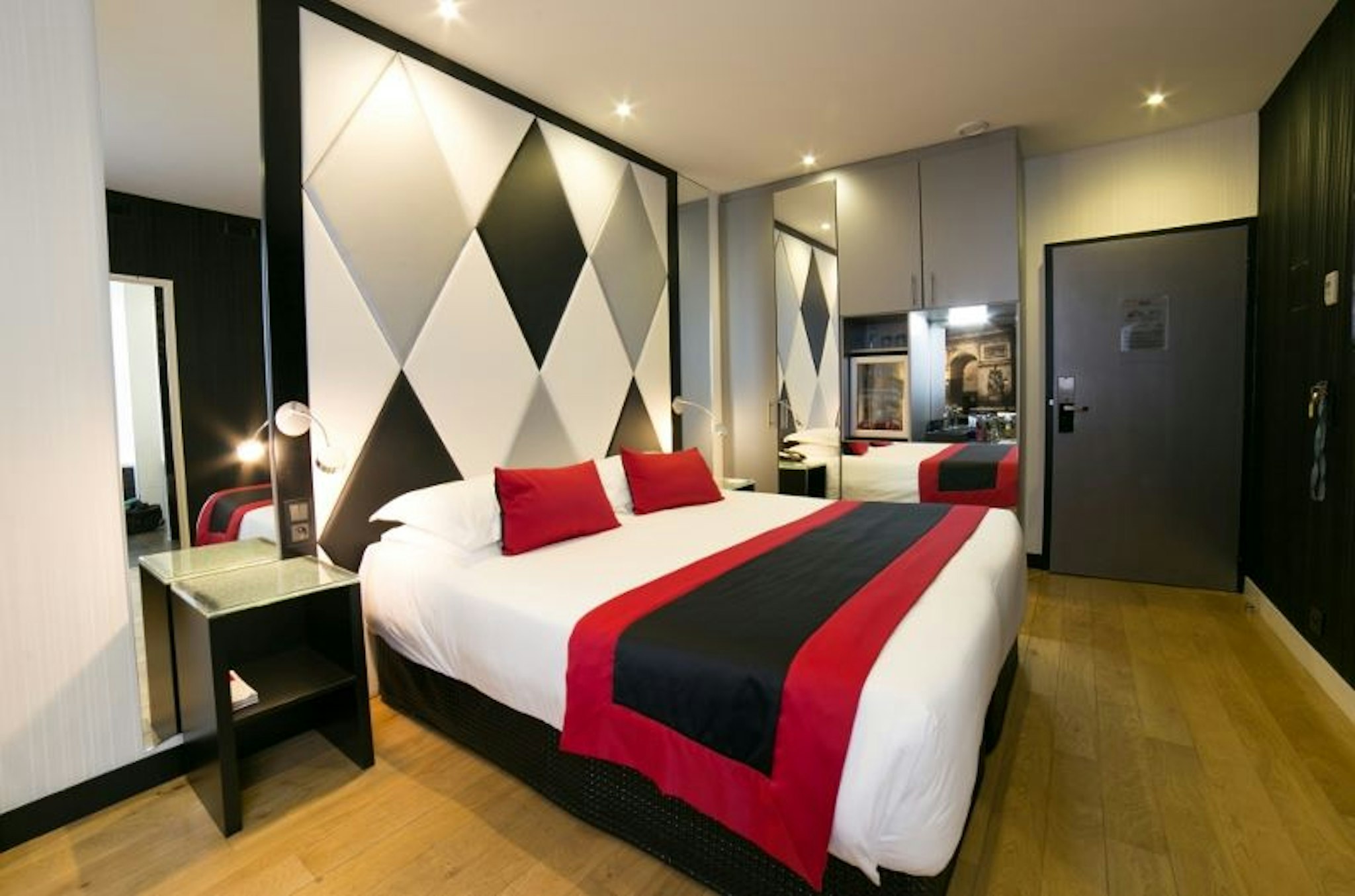 L Empire Paris 28/63
