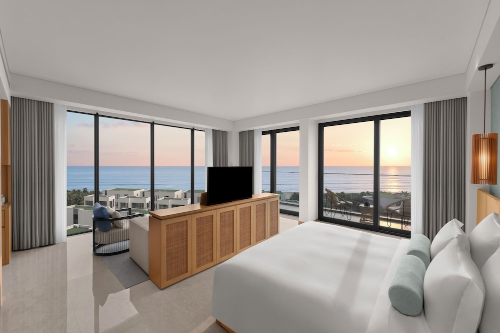 Suite, King Bed, Ocean View, Monogram Lounge Access, Corner