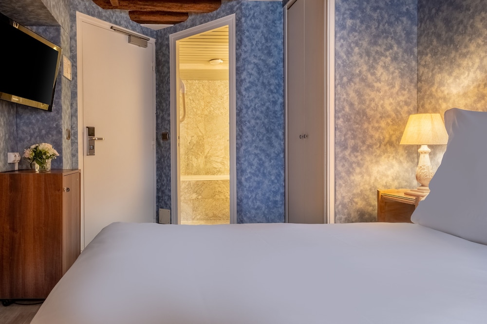 Hotel Baudelaire Opera 12/72
