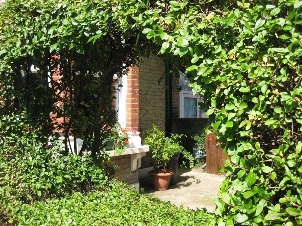 Grove Guest House 15/17