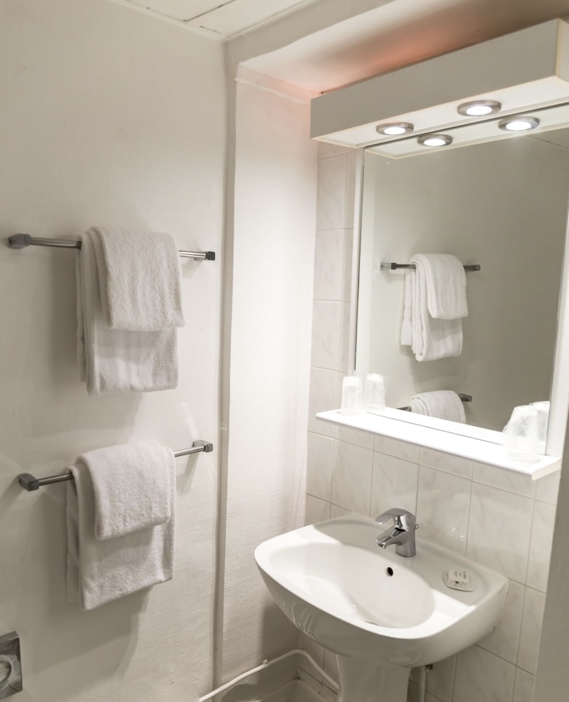 ROOM, TWIN BEDS