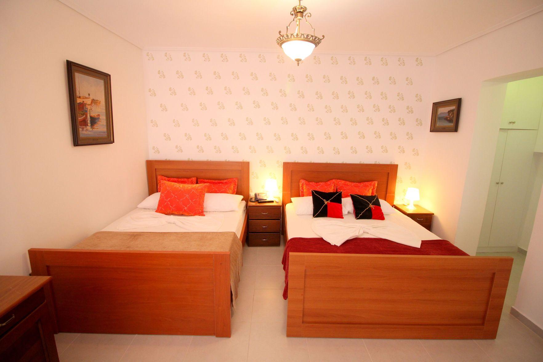 Junior, Quadruple, 2 Queen Beds