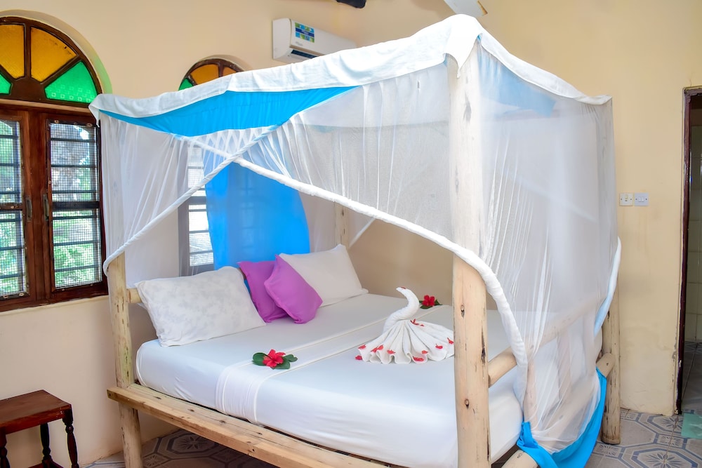 Blue Earth Beach Bungalows 13/72