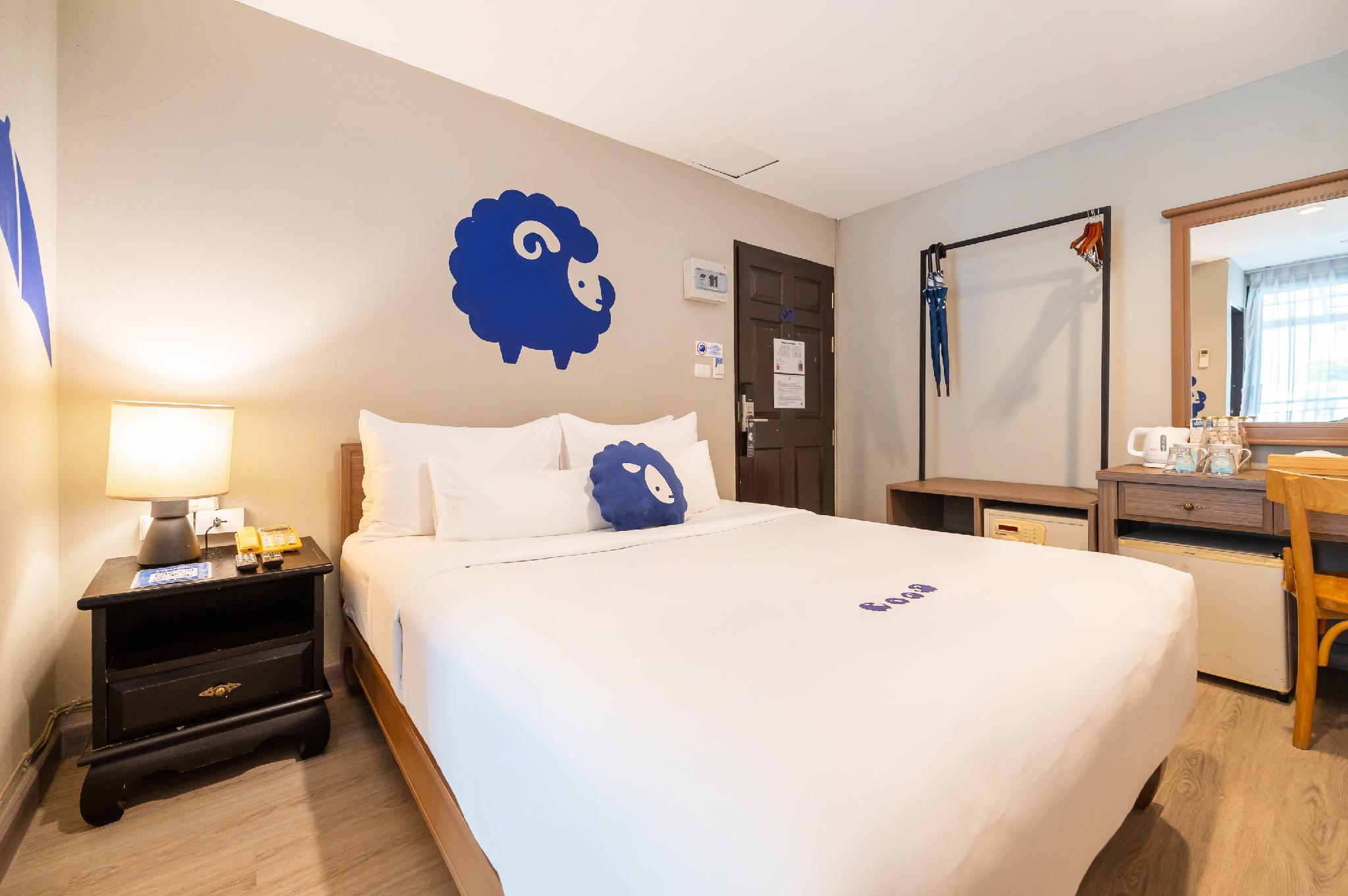 Solo, Queen Bed