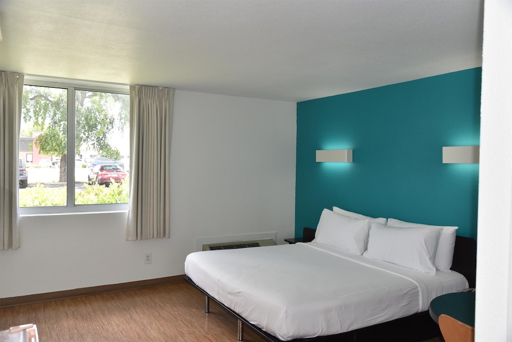 1 King Bed - Non-Smoking