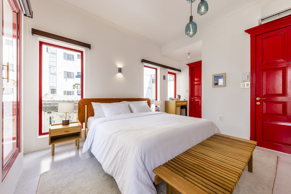 ROOM, QUEEN BED