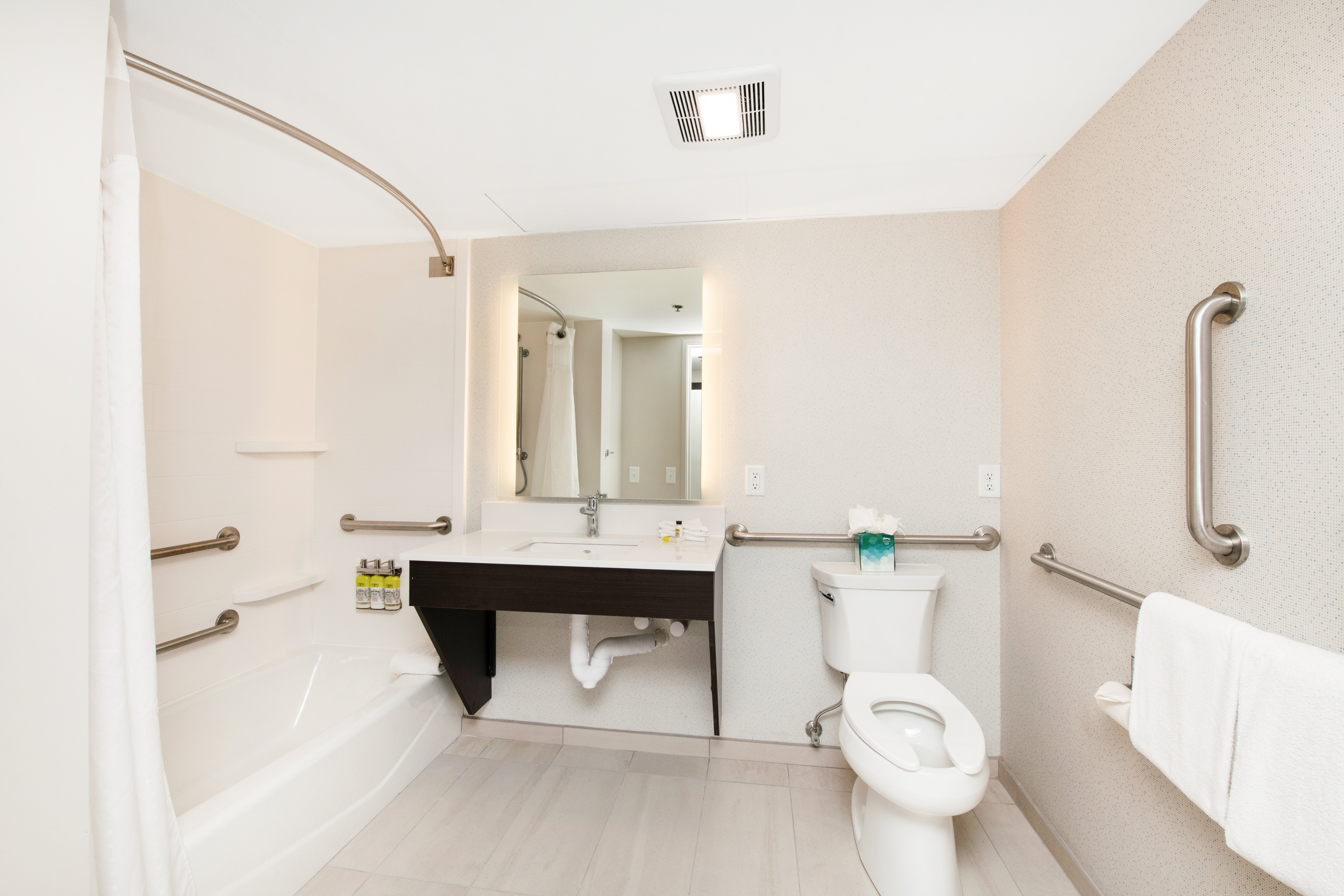 Holiday Inn Express Suites Delafield 36/36