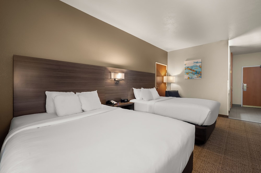 Comfort Inn and Suites Fenton MI 4/50