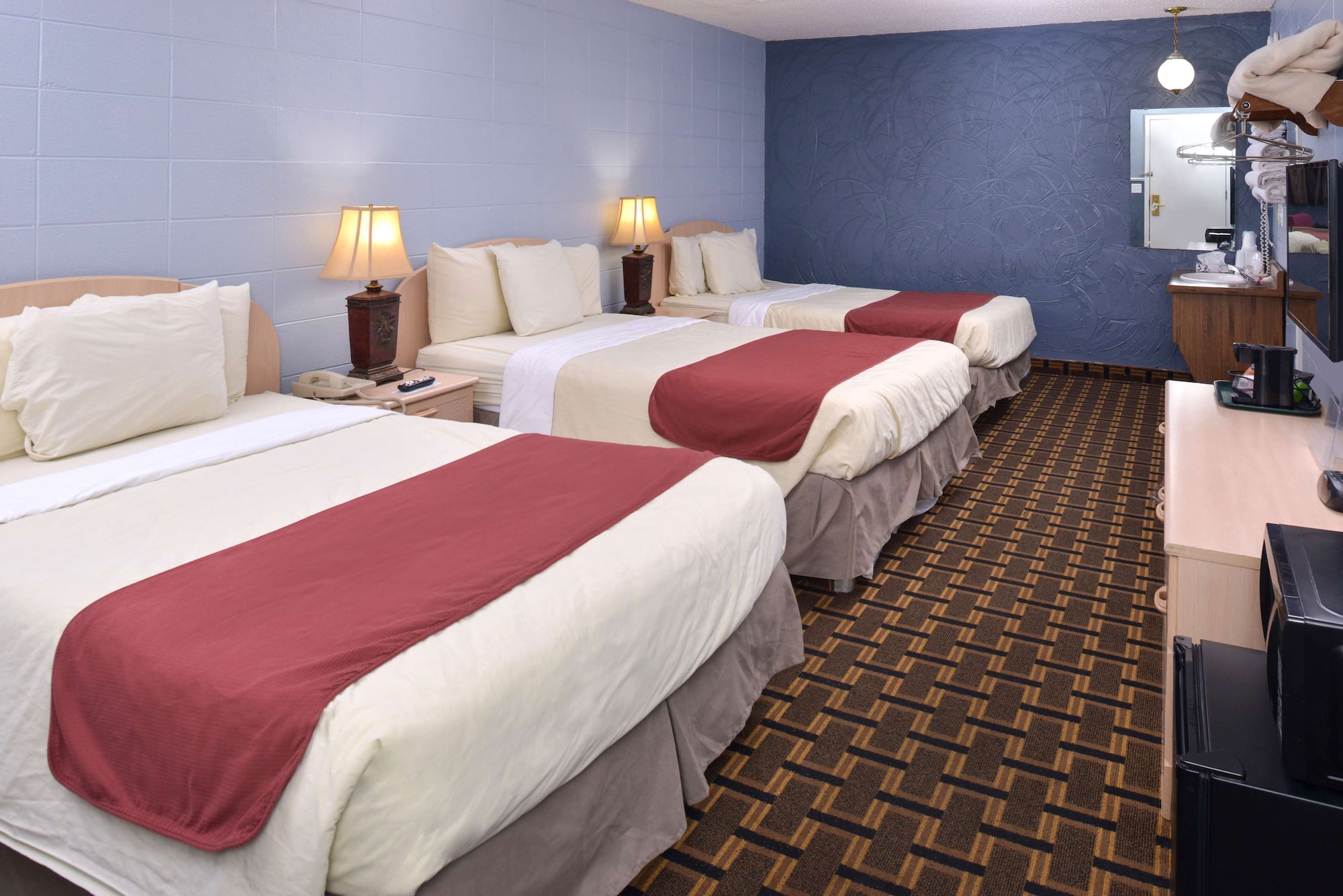 ROOM, 3 DOUBLE BEDS