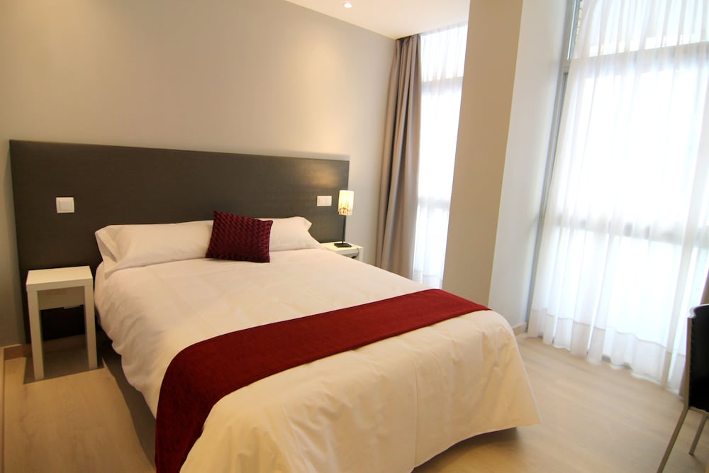 ROOM, DOUBLE BED