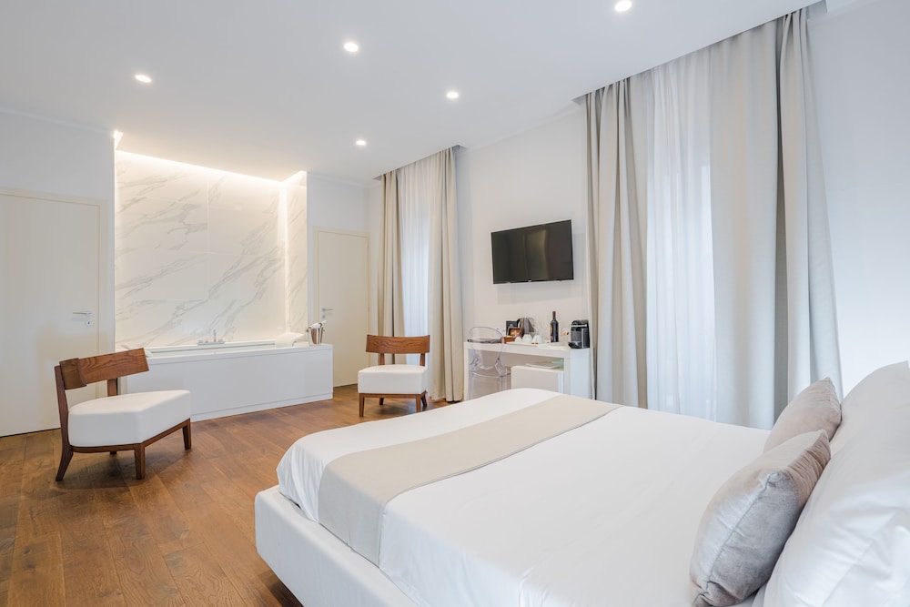 ROOM, DOUBLE BED, JETTED TUB