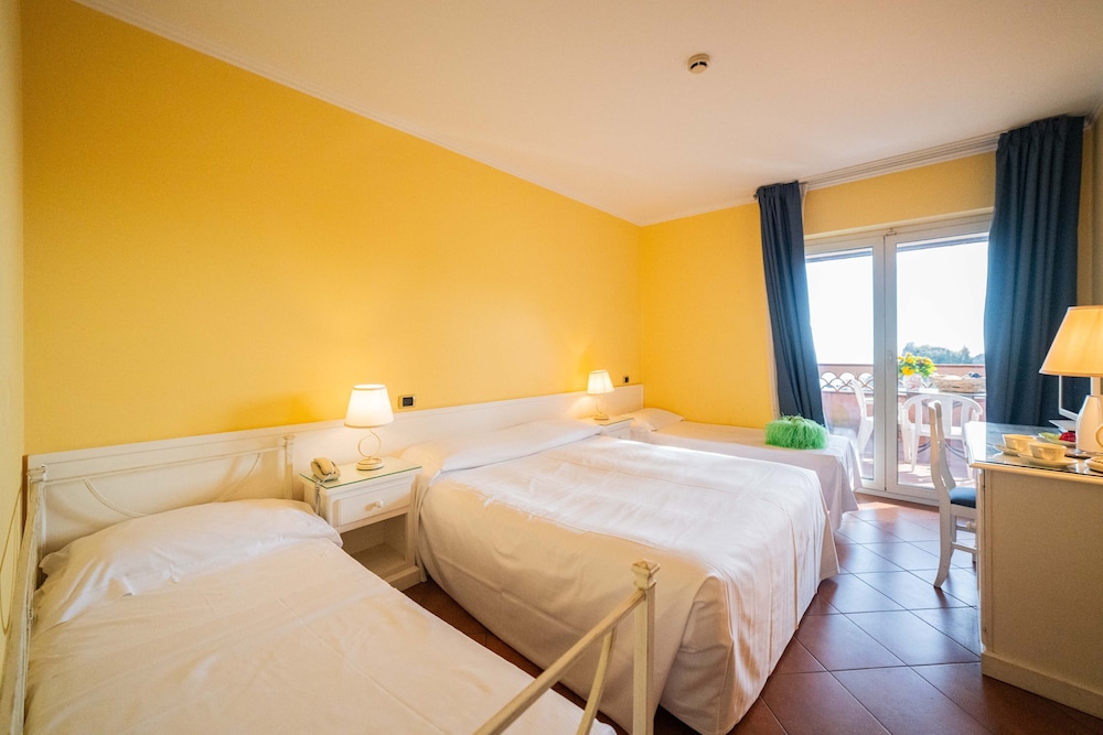 Mendolia Beach Hotel 7/47