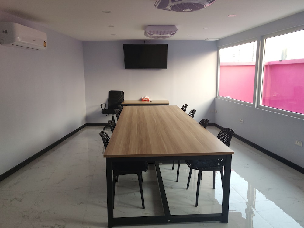 SPARK Hotel - MRT Queen Sirikit 12/16