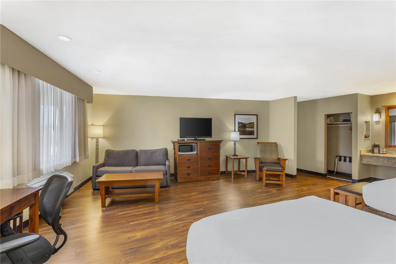 غرفة كبيرة بسريرين كينج بشرفة مع أريكة، Best Western Plus High Country Inn 3/4