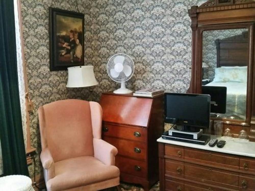 Geiger Victorian Bed and Breakfast 23/25