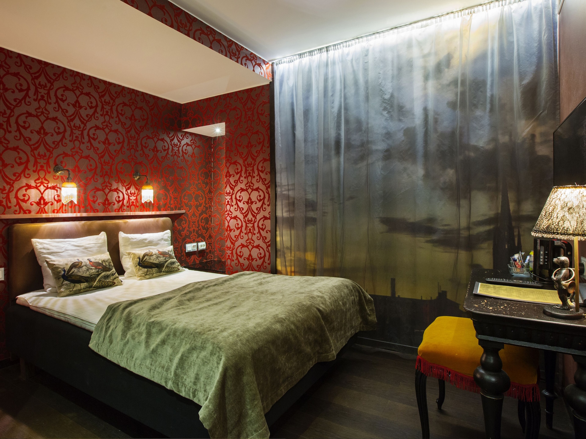 Room, Queen Bed, No Window, Private Bathroom