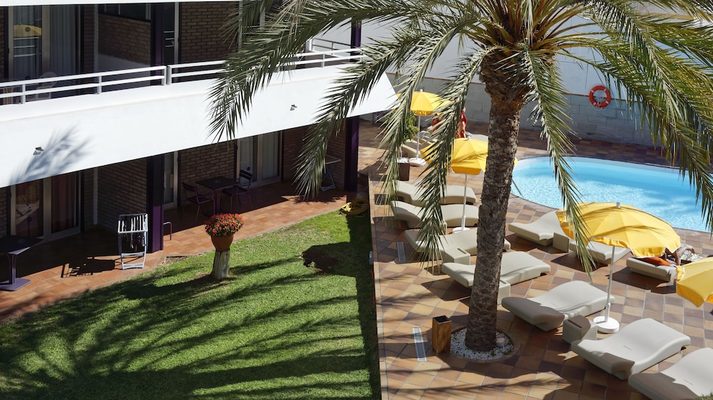 Jacarandas Beach 13/46