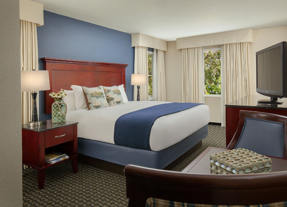 Inn On the Square 8/24