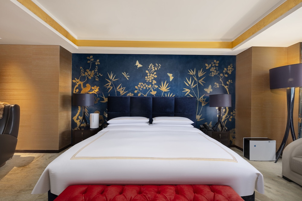 Presidential, Gold, Suite, King Bed, Sofa, Lounge Access