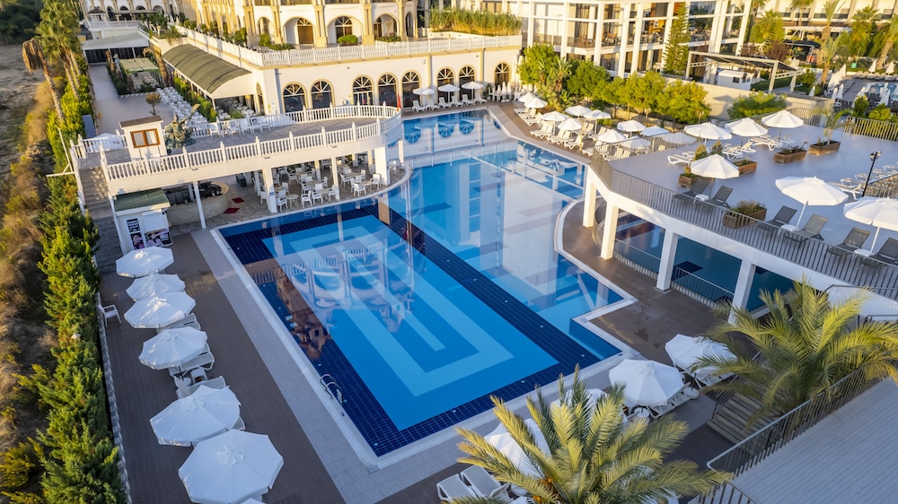 J Adore Deluxe Hotel Spa 7/50