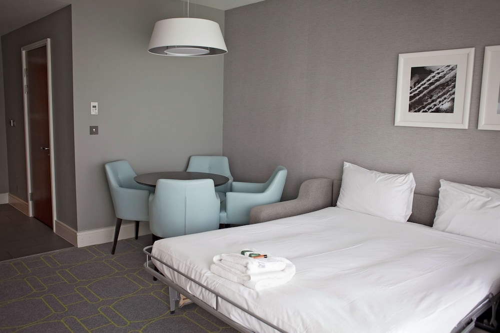 suite, king bed