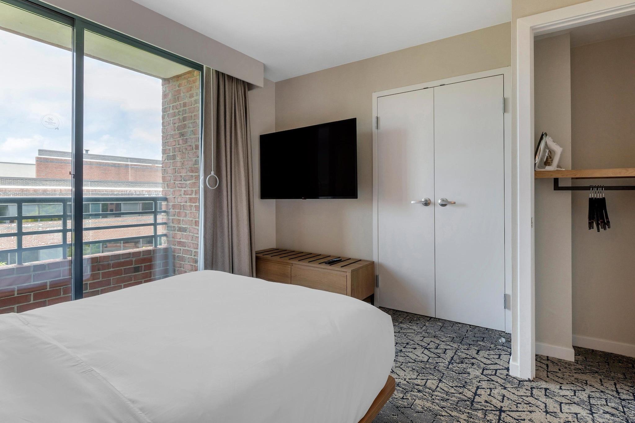 Room at Sheraton Suites Old Town Alexandria, ALEXANDRIA - VA