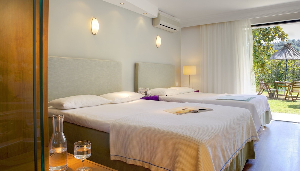 Kamari Beach Hotel 25/65