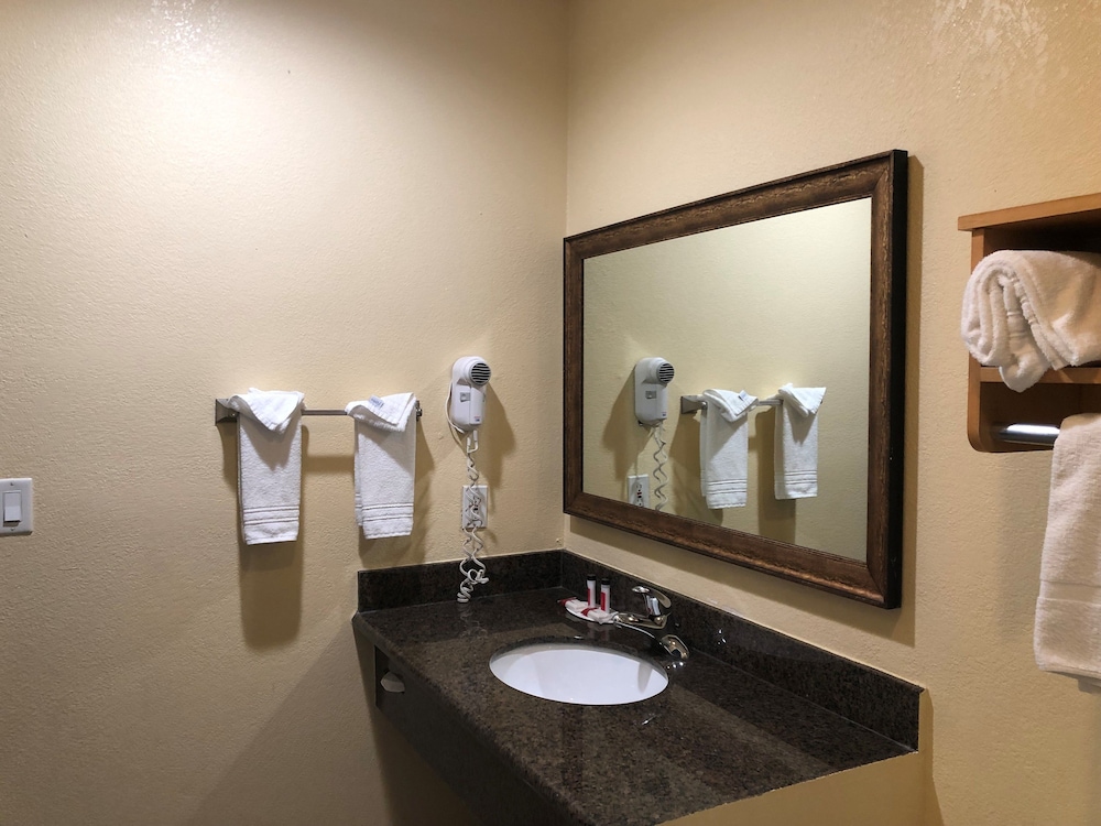 Days Inn by Wyndham San Diego-East/El Cajon 36/56