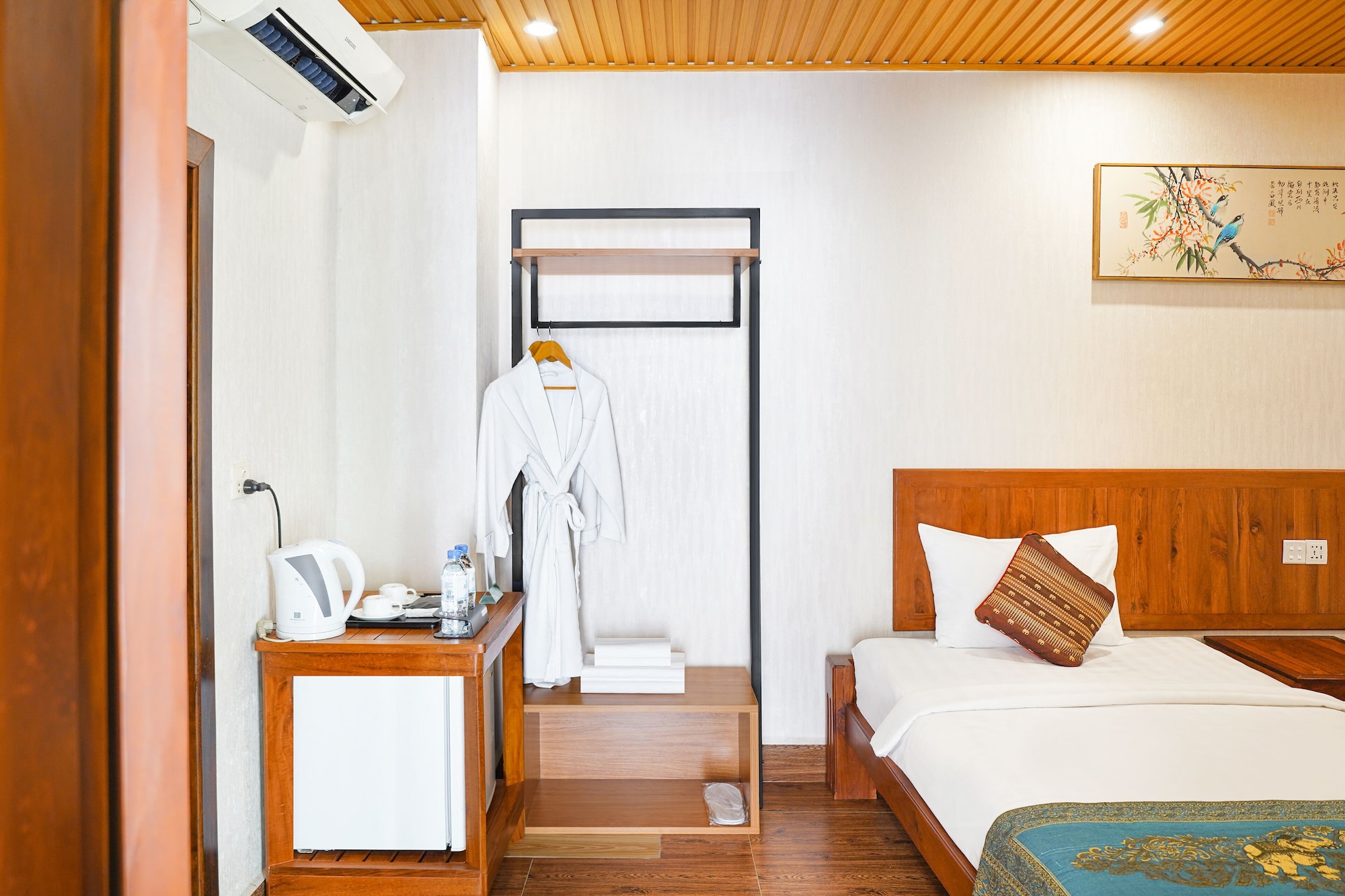 Superior, Twin Beds, No Window