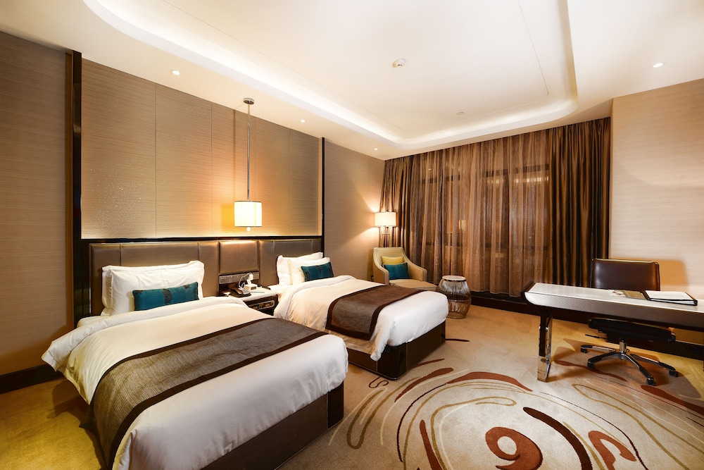 Pacific Regency Hotel Suites 25/70