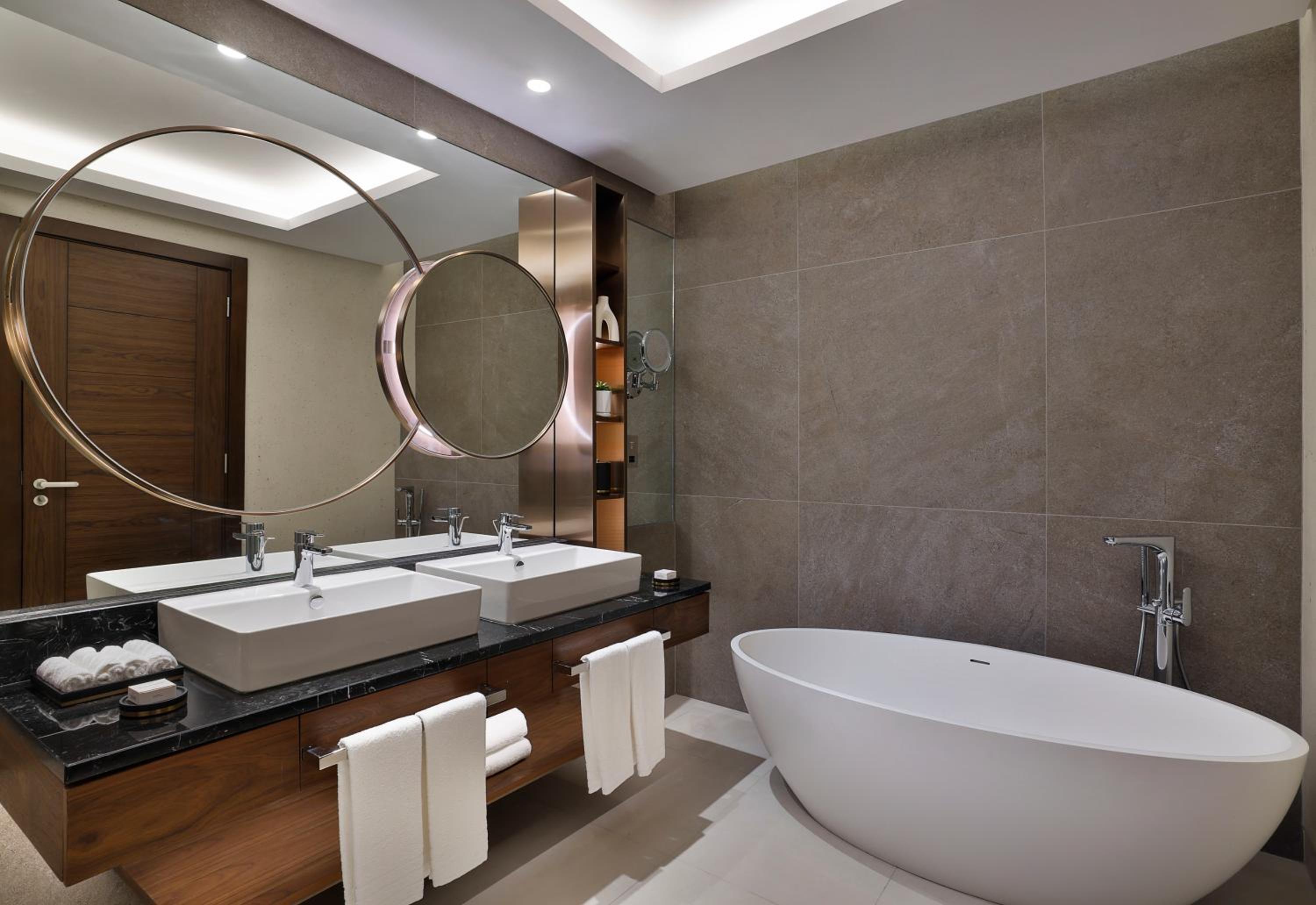 2 BEDROOMS, PANORAMIC, SUITE, KING BED