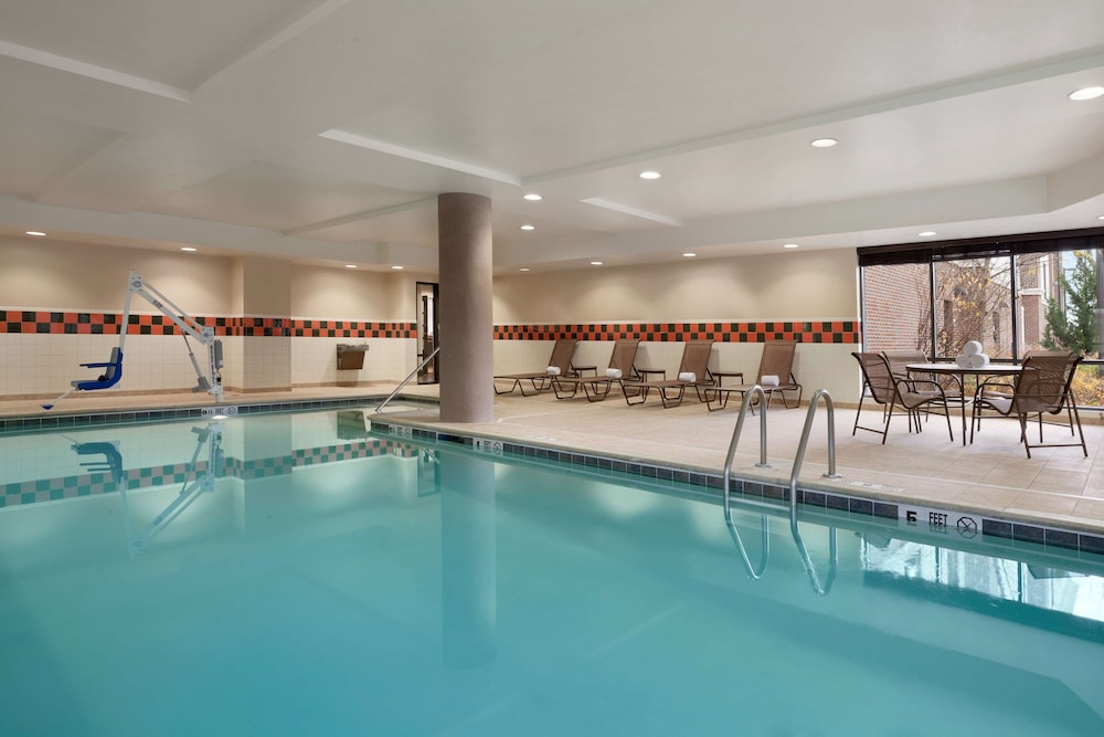 Hampton Inn and Suites Hartford/East Hartford 20/50