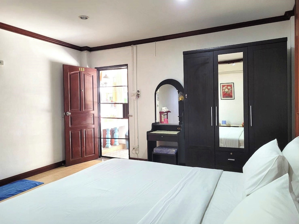 Deluxe, King Bed, No Window, Balcony