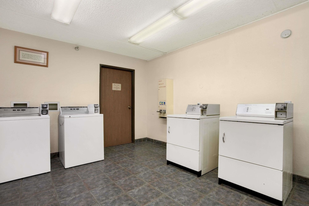 Days Inn by Wyndham Buena Park 13/34