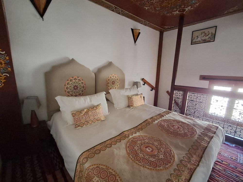 DOUBLE OR TWIN BED