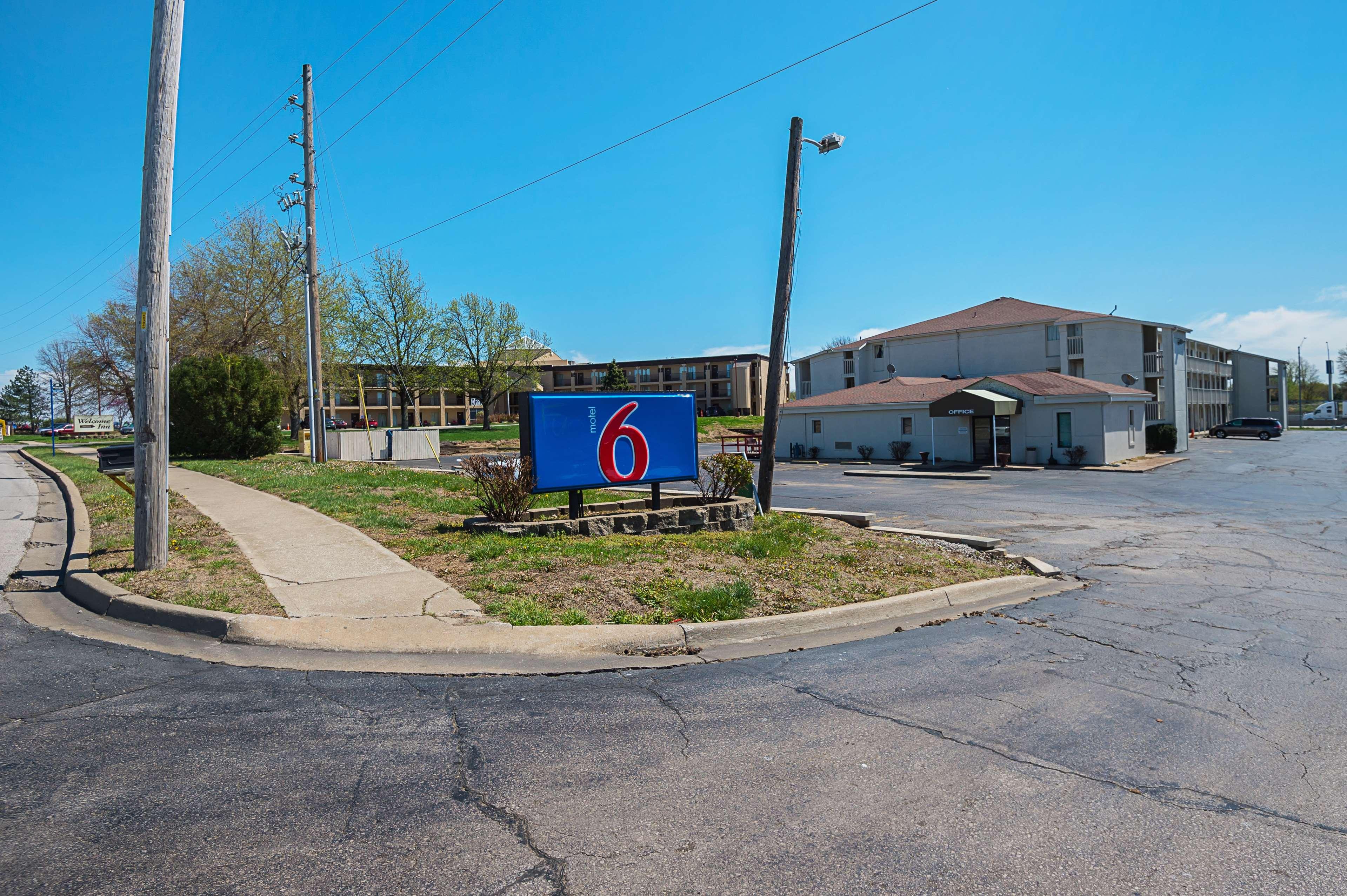 Motel6 Blue Springs, MO 15/24