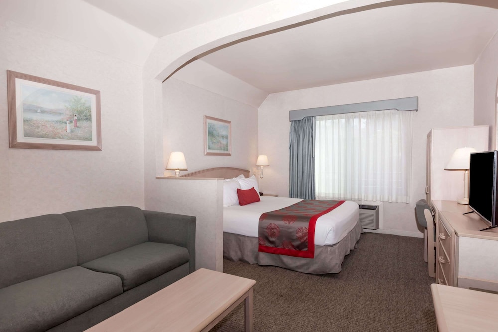 Ramada by Wyndham Bakersfield North 28/44