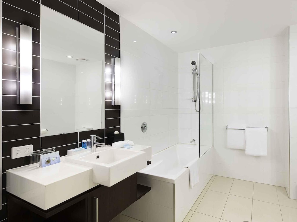 NOVOTEL BRISBANE AIRPORT 49/50