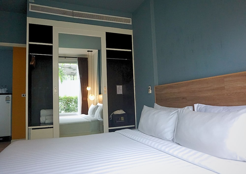 THE SIGNATURE PHUKET RESORT AND RESTAURANT 24/70