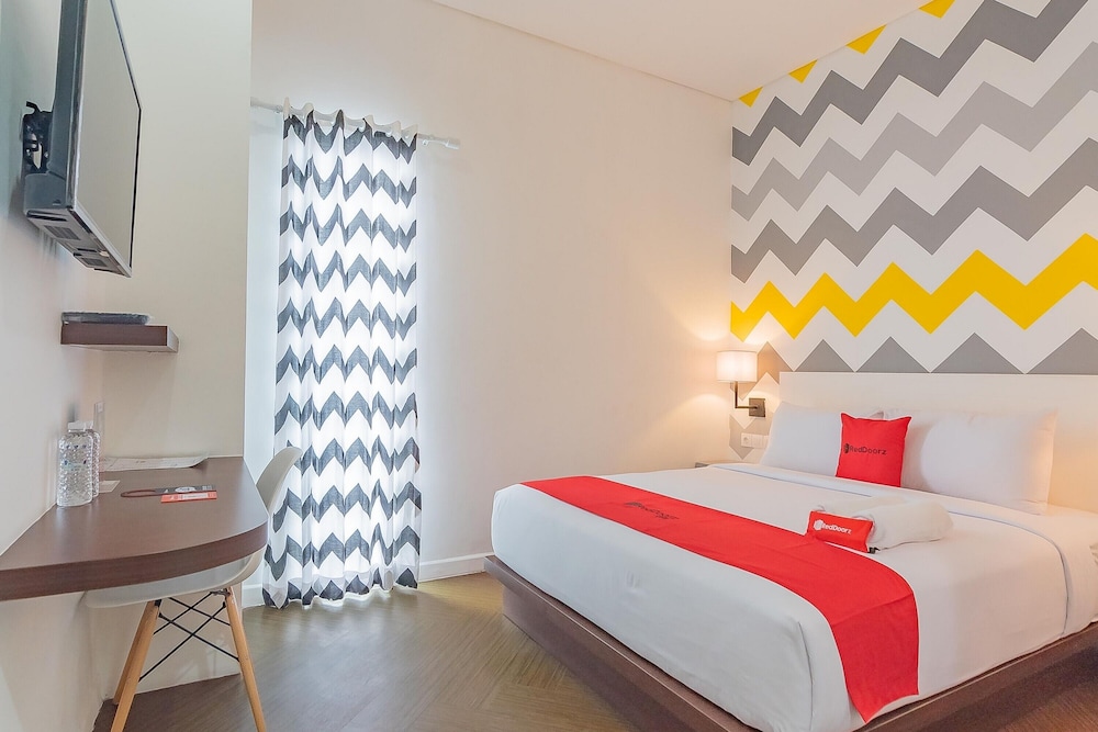 RedDoorz Premium @ Hotel Hebat 8/32