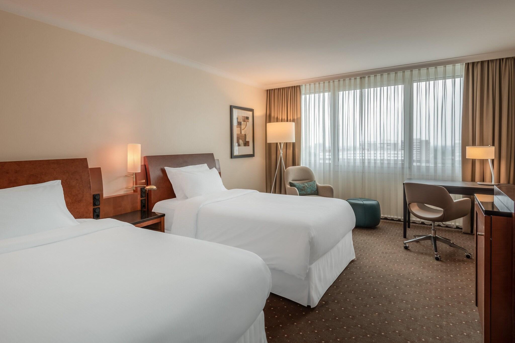 Club, Twin Beds